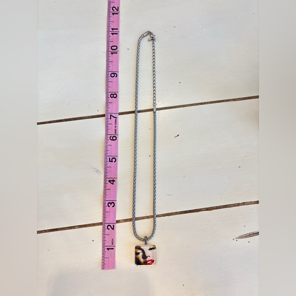 Marilyn Monroe Pendant Necklace Costume Jewelry - Picture 3 of 3